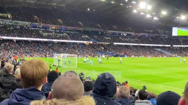  佛罗伦萨球迷抗议票价，主场氛围陷尴尬  